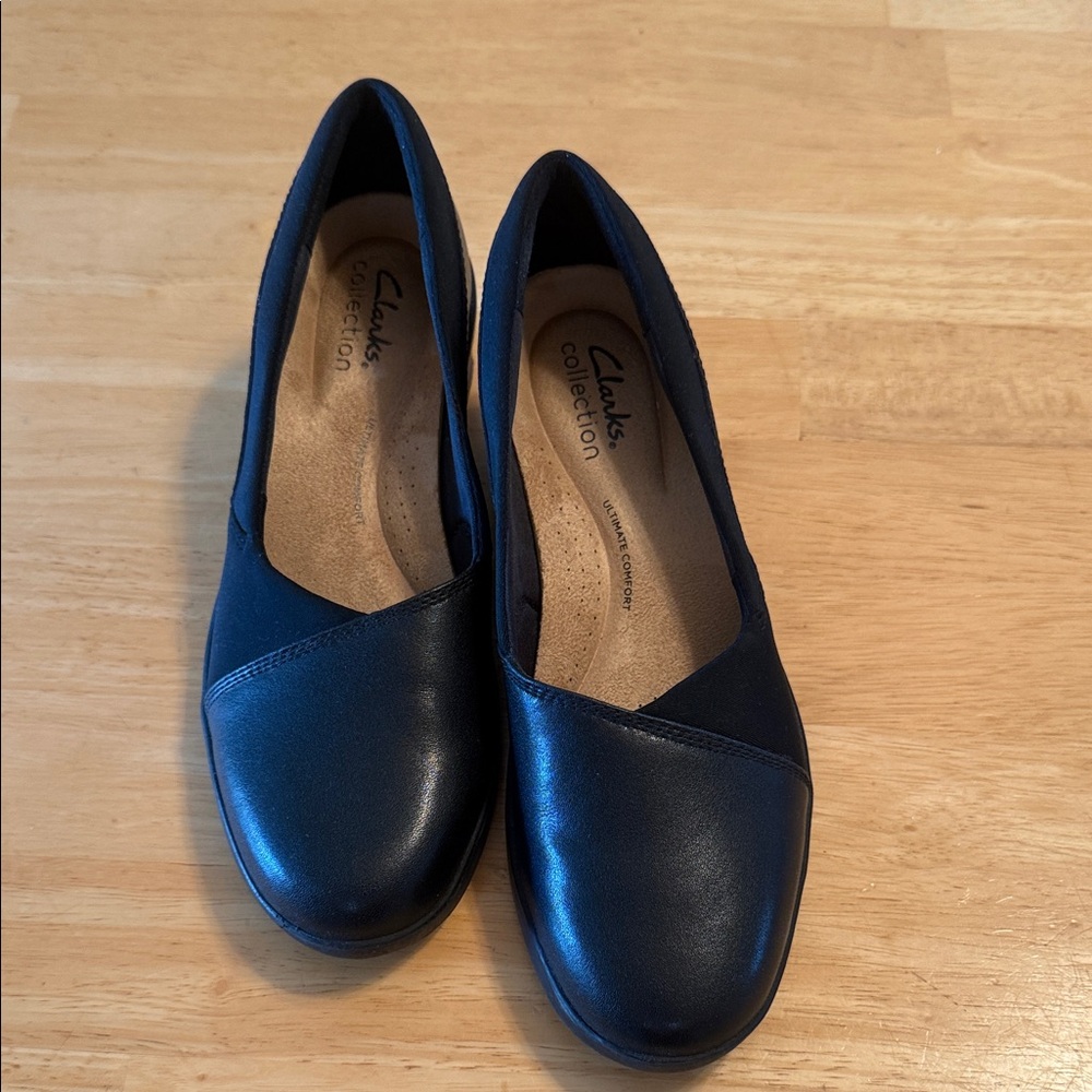 Clarks Women's BLACK  wedge heel Flats size 6.5 ultimate comfort collection.